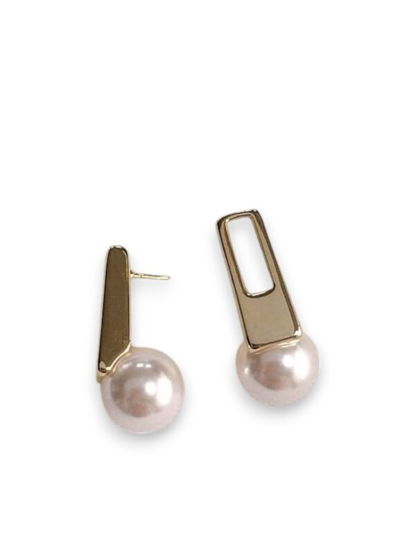 Zinc alloy shell irregular trend stud earring